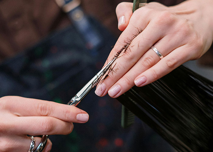 Woman Is Stunned When A Friend Asks Her To Cut Off Her Hair, Claiming It Reminds Her Of Her Trauma