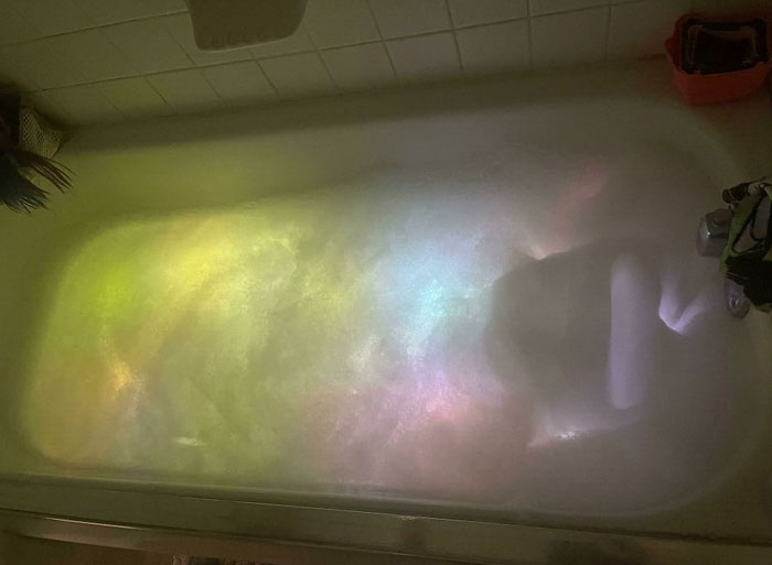 Palitos luminosos en la bañera, les encanta