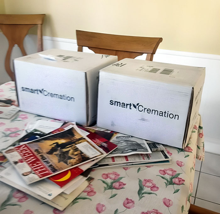 So, My Grandparents Asked Me To Bring In Their Mail While They're On Vacation, And This Is What I Saw