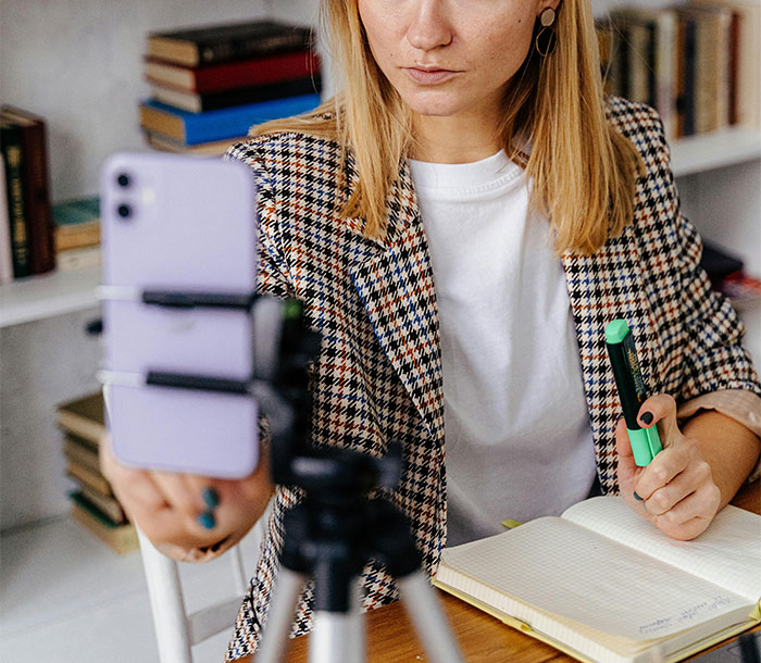 &ldquo;It&rsquo;s A Red Flag&rdquo;: Job Applicant Strikes Back Against One-Way Interview Process