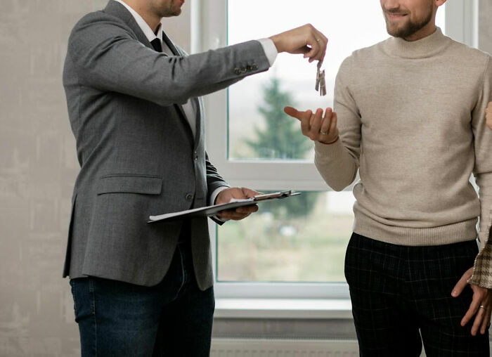 Someone Asks “What Job Is 100% Overpaid?” And 30 People Don’t Hold Back With Their Answers