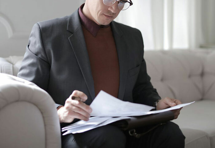 Someone Asks “What Job Is 100% Overpaid?” And 30 People Don’t Hold Back With Their Answers