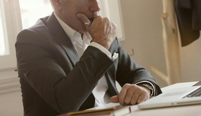 Someone Asks “What Job Is 100% Overpaid?” And 30 People Don’t Hold Back With Their Answers