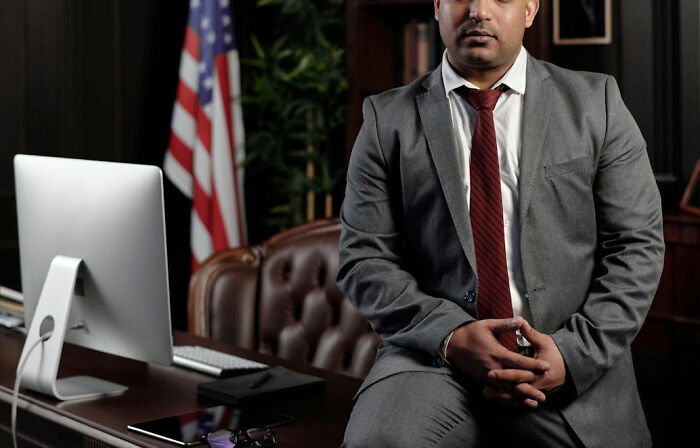 Someone Asks “What Job Is 100% Overpaid?” And 30 People Don’t Hold Back With Their Answers