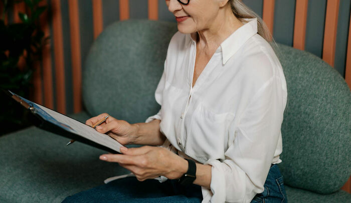 Someone Asks “What Job Is 100% Overpaid?” And 30 People Don’t Hold Back With Their Answers