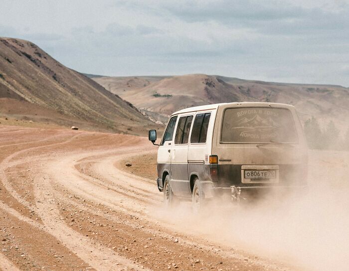 34 Behaviors That Creep People Out Now But Once Were Considered Romantic, As Pointed Out Online