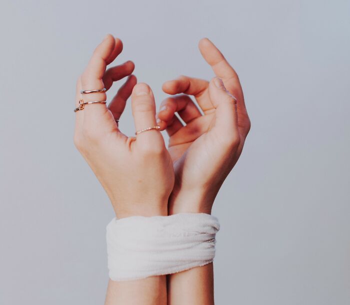 34 Behaviors That Creep People Out Now But Once Were Considered Romantic, As Pointed Out Online