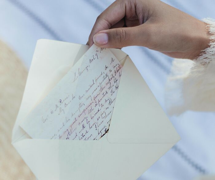 34 Behaviors That Creep People Out Now But Once Were Considered Romantic, As Pointed Out Online