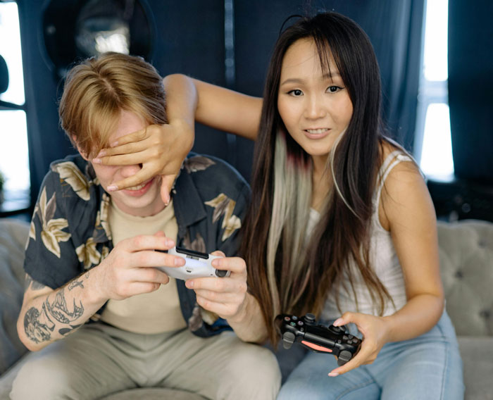 16 Y.O. Can’t See His ‘GF’ Demanding Gifts Is A Scammer, Dad Takes Away His Credit Card Privileges 16 Y.O. Can’t See His ‘GF’ Demanding Gifts Is A Scammer, Dad Takes Away His Credit Card Privileges