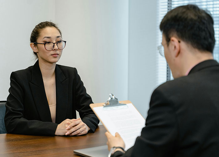 Manager Chews Out Worker For Being Late By His Watch’s Standards, Regrets It - 11