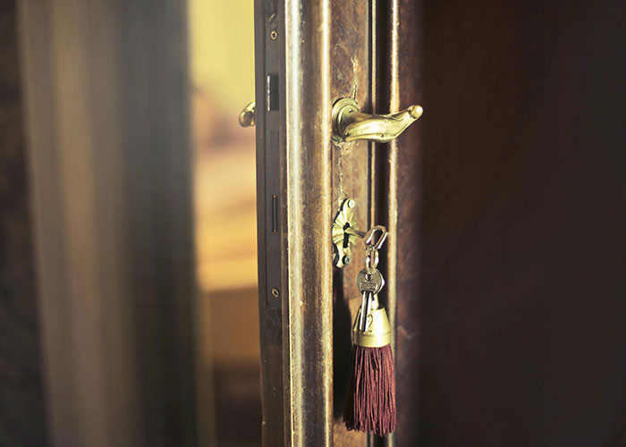 29 Women Who Live Alone Share What They Do To Be Safe