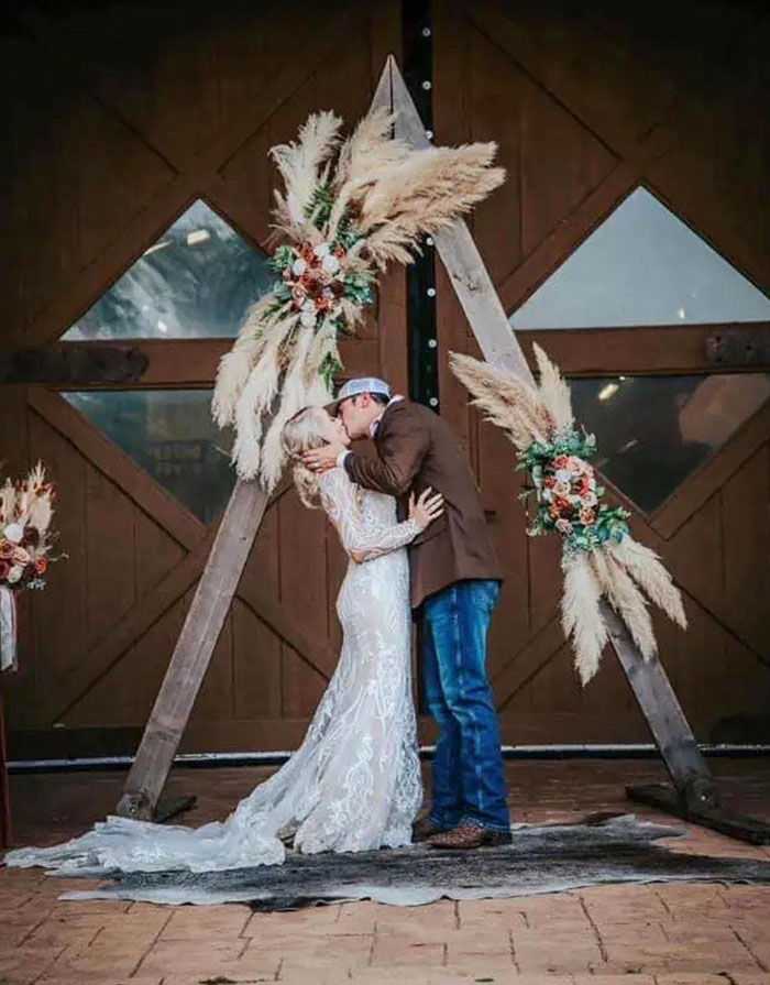 Saw Someone Selling Wedding Items - The Mismatch Here Hurts