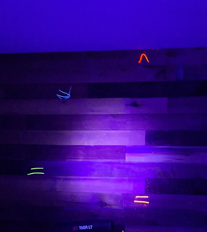 No sé qué es esto en mi casa, pero solo se ve bajo luz negra