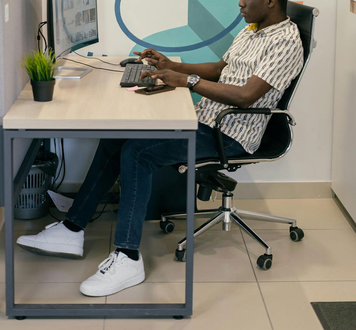 "What Are You Doing?": Boss Shocked Employee Just Reads Book After Being Asked To Stay Late "What Are You Doing?": Boss Shocked Employee Just Reads Book After Being Asked To Stay Late