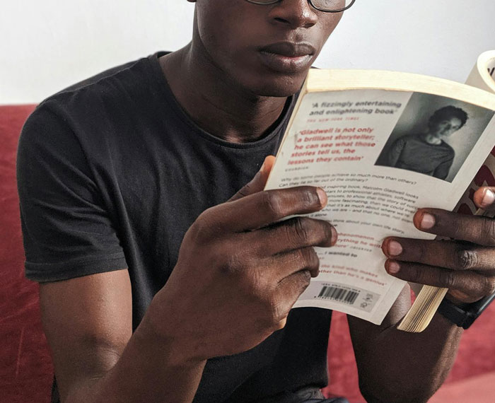 "What Are You Doing?": Boss Shocked Employee Just Reads Book After Being Asked To Stay Late "What Are You Doing?": Boss Shocked Employee Just Reads Book After Being Asked To Stay Late