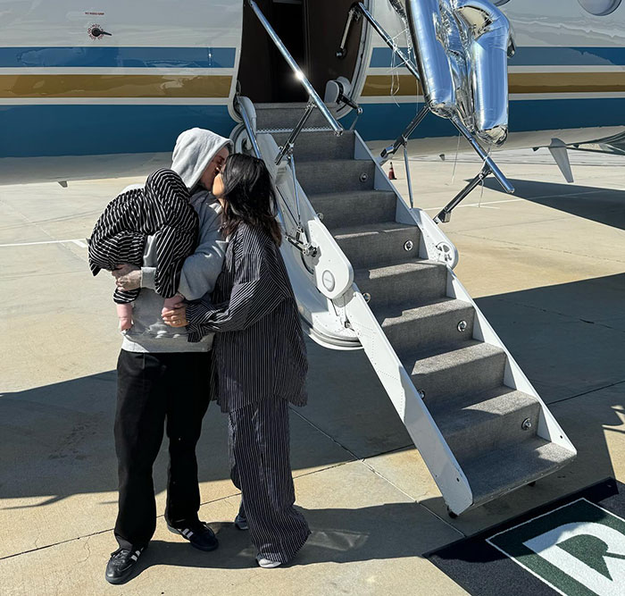 Travis Barker Wraps Up Birthday Tribute To Kourtney Kardashian With Photo Of Her On The Toilet Travis Barker Wraps Up Birthday Tribute To Kourtney Kardashian With Photo Of Her On The Toilet