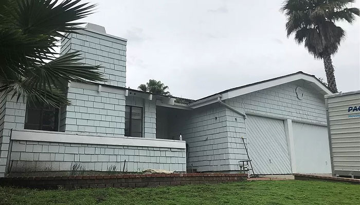 “I Can Smell The Pictures”: Photos Of Trash-Filled Home Priced At $1.5M Are Driving People Crazy - 1