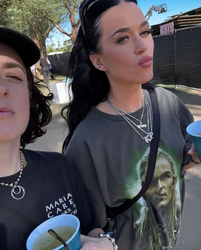 Fangirl Katy Perry Wears T-Shirt With Orlando Bloom’s Face And Video Calls Him From Coachella - 1