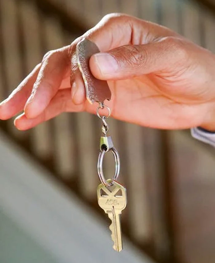 “If Lost, Please Mail To The FBI”: 30 Bizarre Things That Have Been Found In Hotel Rooms - 19