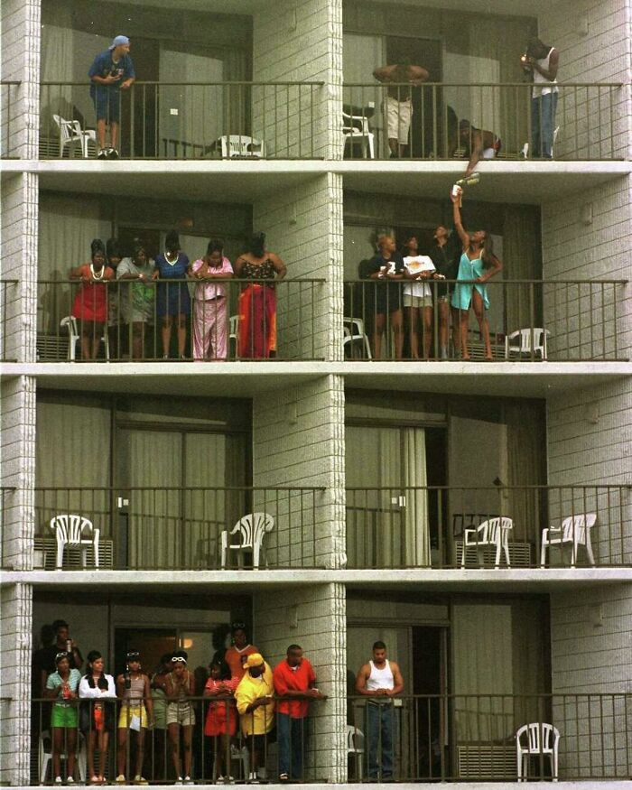 Urban Adventures: Capturing Life's Unscripted Moments Through Street Photography (42 New Pics)