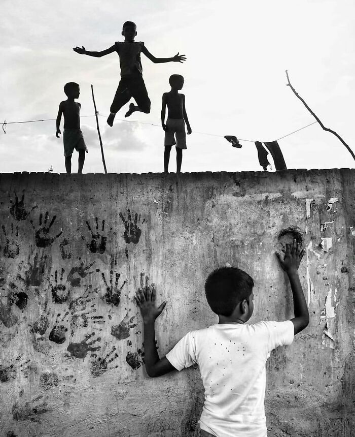 Urban Adventures: Capturing Life's Unscripted Moments Through Street Photography (42 New Pics)