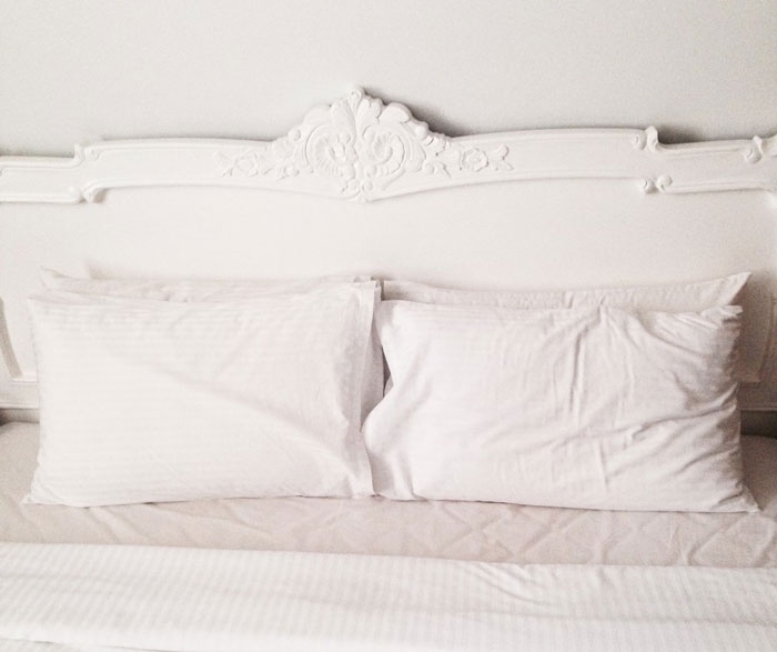 “If Lost, Please Mail To The FBI”: 30 Bizarre Things That Have Been Found In Hotel Rooms - 21