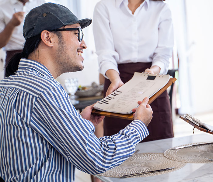 "No Good, We Go": Rude Waitress Assumes Man Doesn't Speak English, He Plays Along