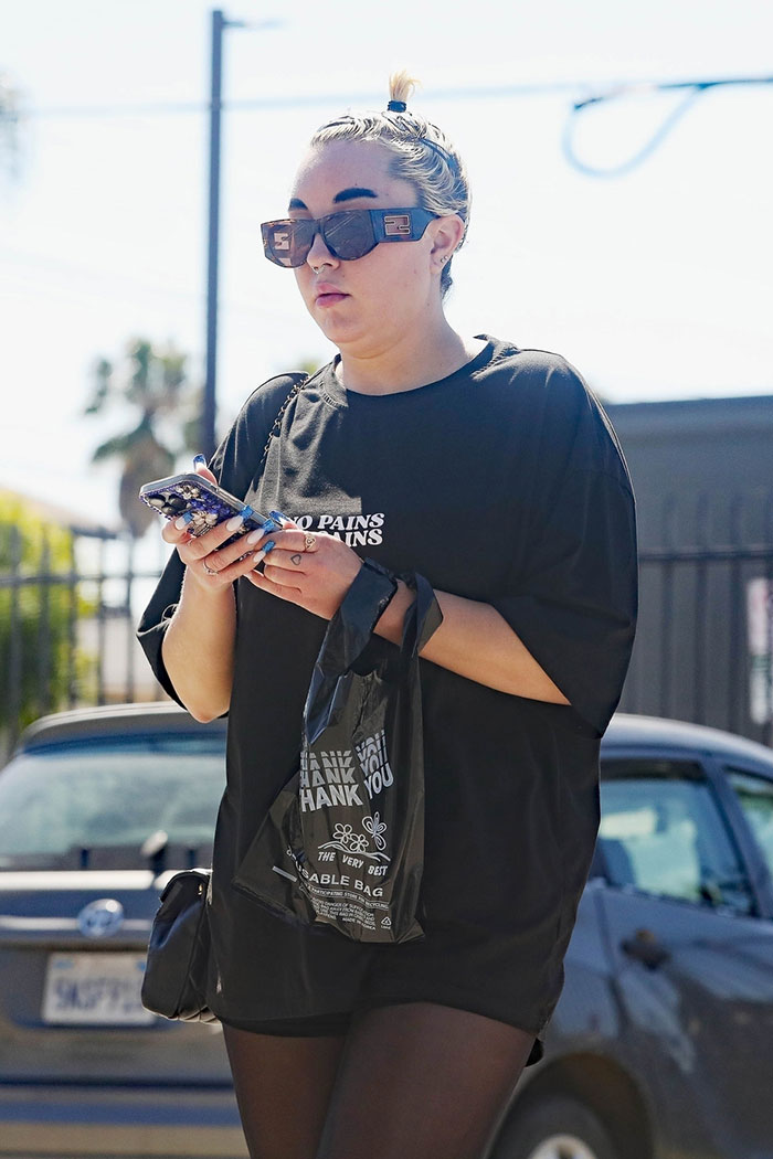 Amanda Bynes Goes Back To School To Become A Manicurist and Land &ldquo;A Job At A Nail Salon&rdquo;