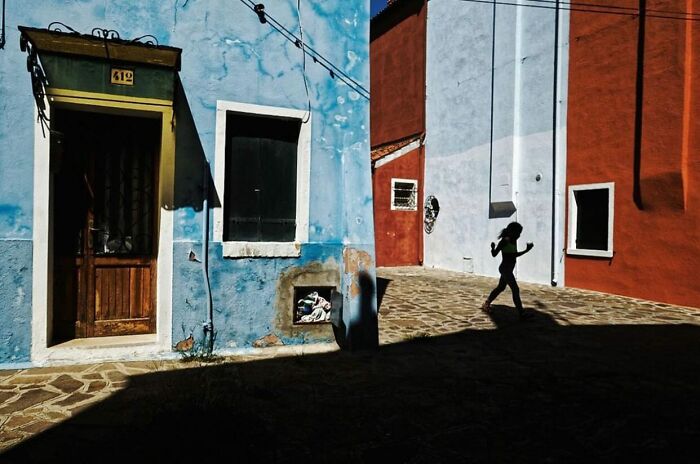 Urban Adventures: Capturing Life's Unscripted Moments Through Street Photography (42 New Pics)