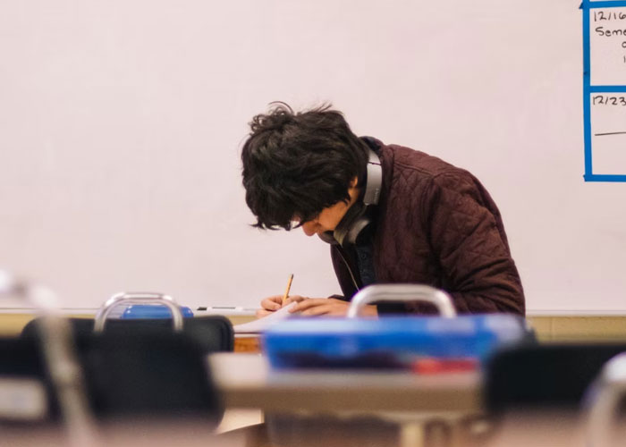  33 Cringy Things That Scream Someone Peaked In High School - 25