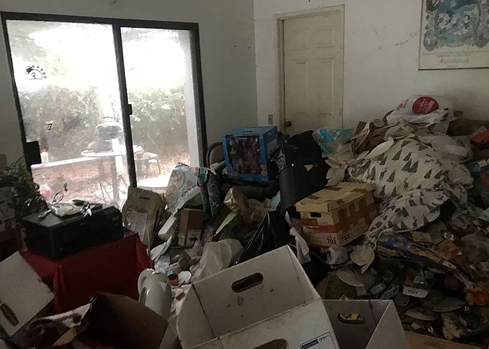 “I Can Smell The Pictures”: Photos Of Trash-Filled Home Priced At $1.5M Are Driving People Crazy - 3
