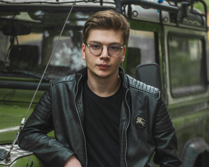 Girl Who’s Used To Getting What She Wants Is Shocked When Brother Won’t Budge After Her Insults Girl Who’s Used To Getting What She Wants Is Shocked When Brother Won’t Budge After Her Insults