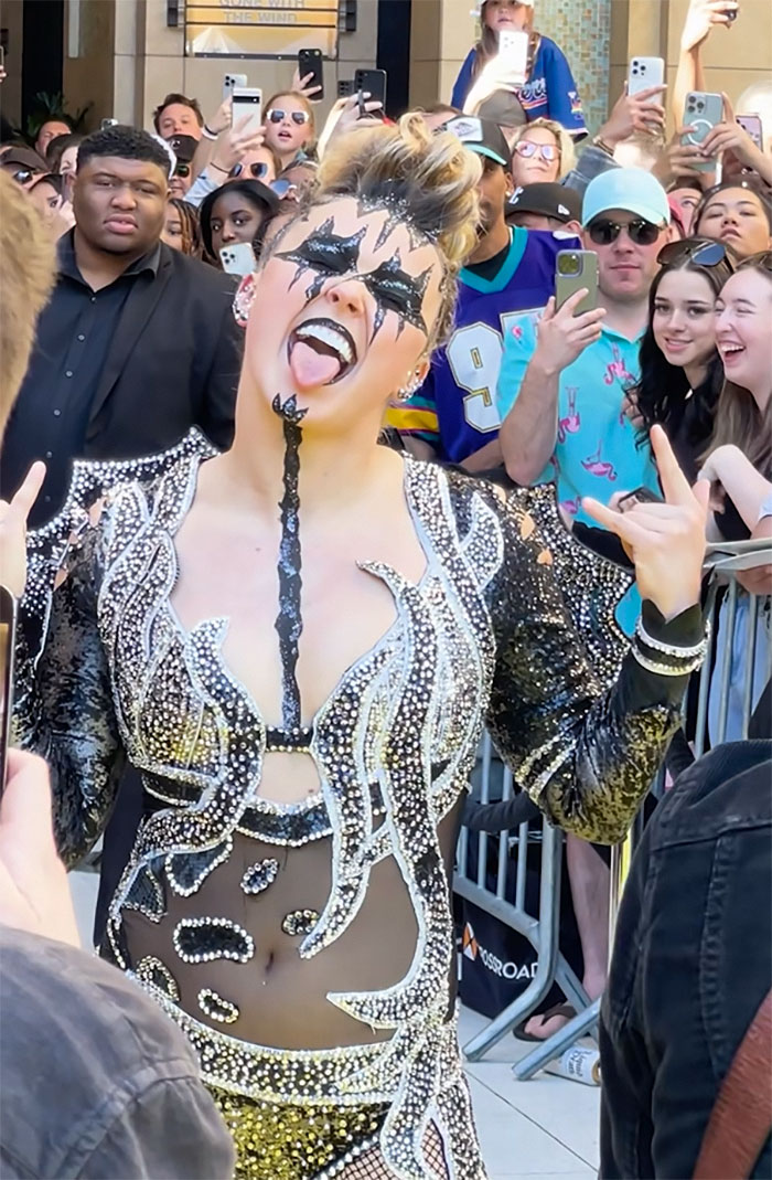 &ldquo;Worst Case Of Identity Crisis&rdquo;: Fans Shake Their Heads At JoJo Siwa&rsquo;s Weird Transformation