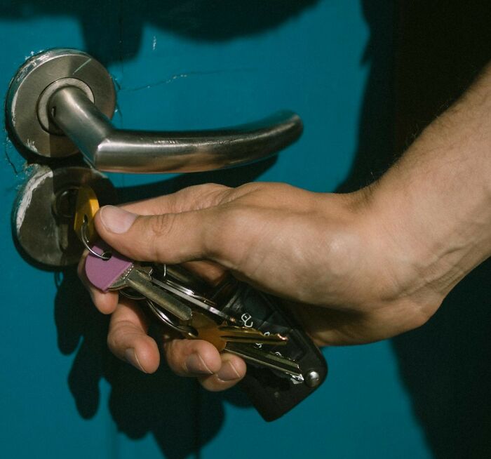 25 Hábitos que aún conservan quienes se criaron en la pobreza