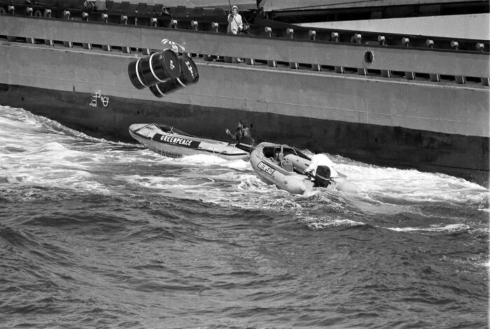 Greenpeace intentando evitar que se tiren desechos radiactivos al océano, 1982