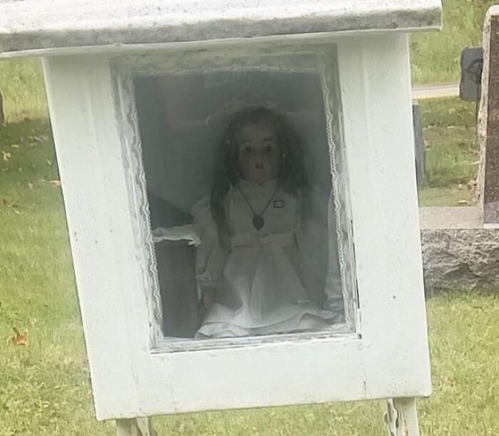 Interesting-Tombstones-Graves-Cemeteryporn