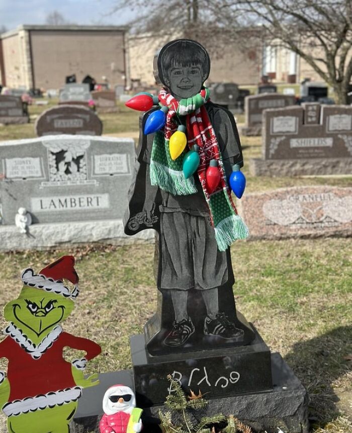 Interesting-Tombstones-Graves-Cemeteryporn