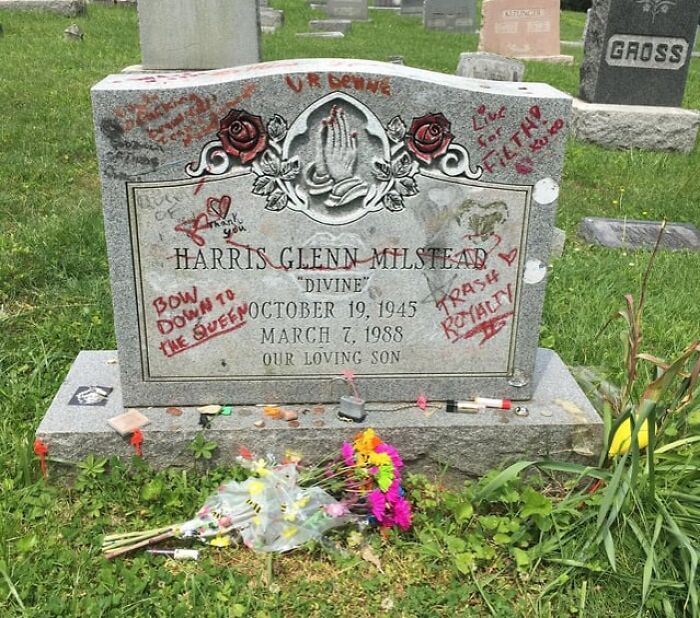 Interesting-Tombstones-Graves-Cemeteryporn