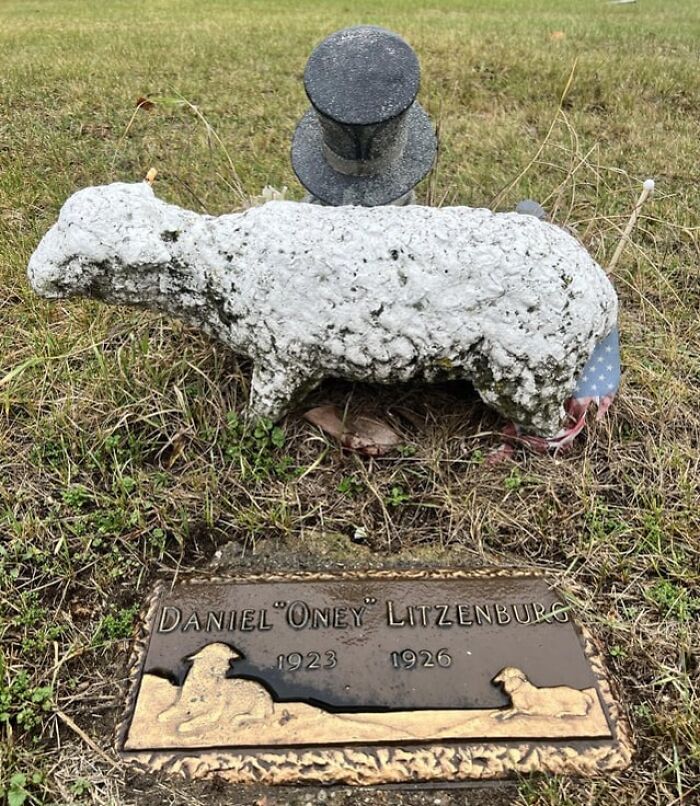 Interesting-Tombstones-Graves-Cemeteryporn