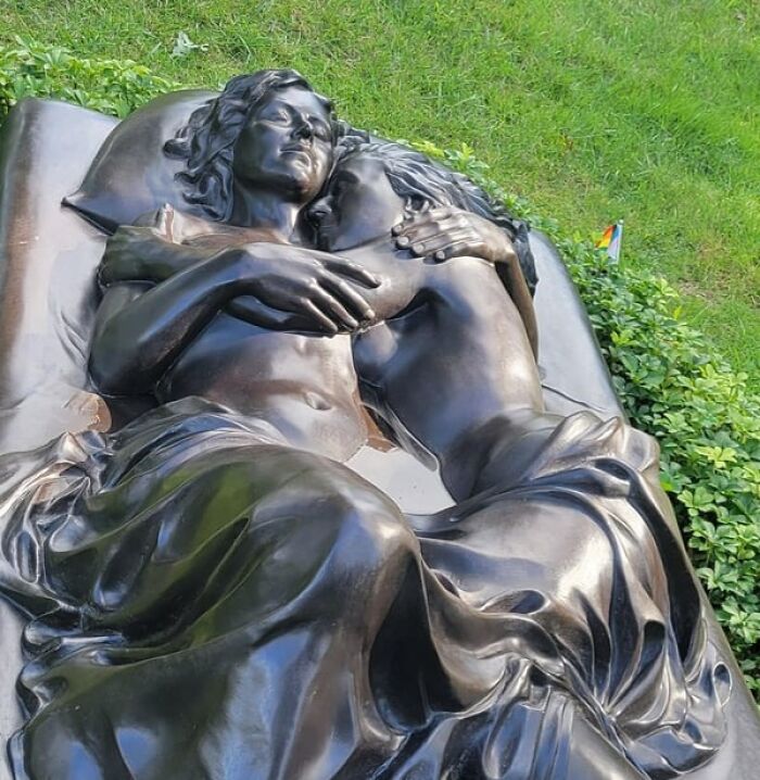 Interesting-Tombstones-Graves-Cemeteryporn