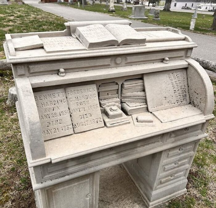 Interesting-Tombstones-Graves-Cemeteryporn
