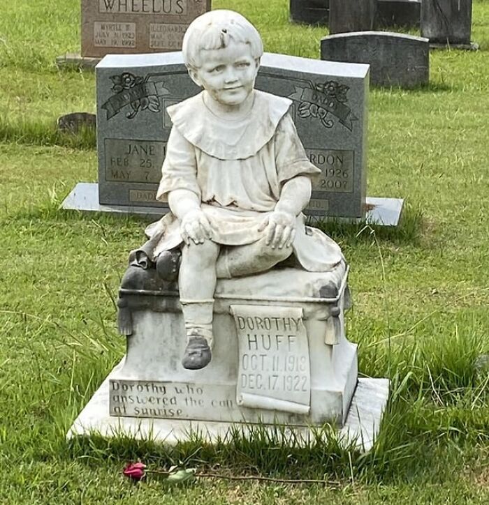 Interesting-Tombstones-Graves-Cemeteryporn