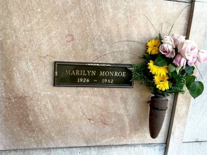 Interesting-Tombstones-Graves-Cemeteryporn