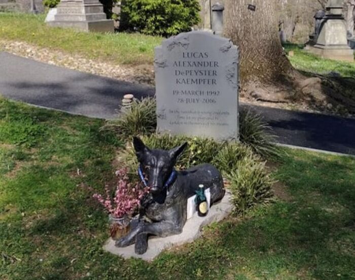 Interesting-Tombstones-Graves-Cemeteryporn