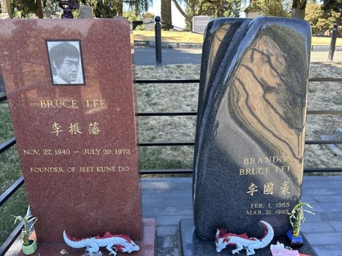 Interesting-Tombstones-Graves-Cemeteryporn