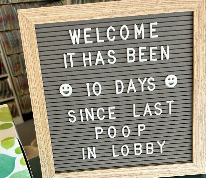 Sign in veterinarian's office humorously tracks days since last p**p incident in lobby.