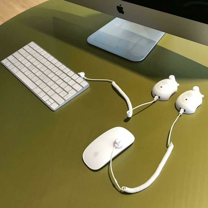 In This Hotel, The Apple Mouse And Keyboard For The Customers Are Chained With An Alarm Against Theft