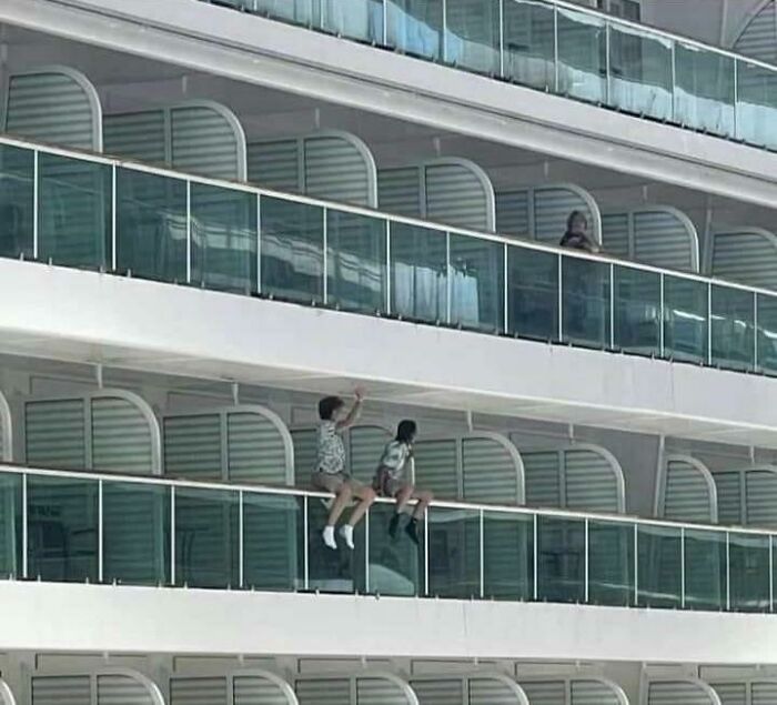 Esta madre dejando a sus hijos sentarse en el borde de los balcones durante un crucero. Cuando se les echó de la embarcación, afirmó ser la víctima