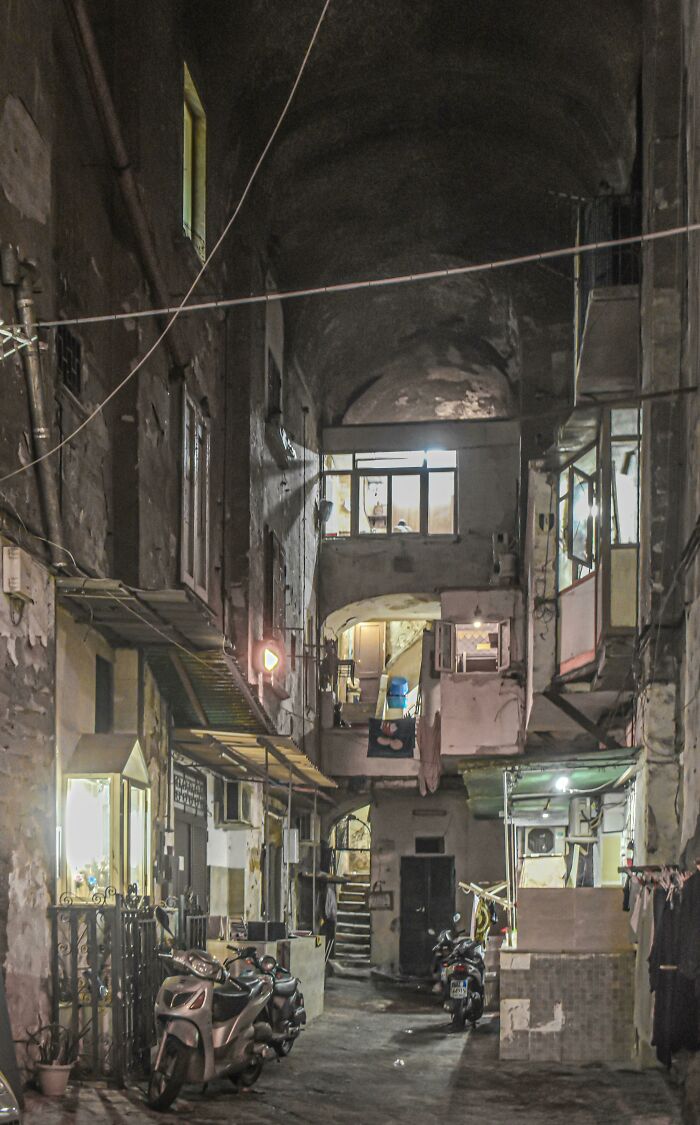 Túnel con viviendas en Nápoles