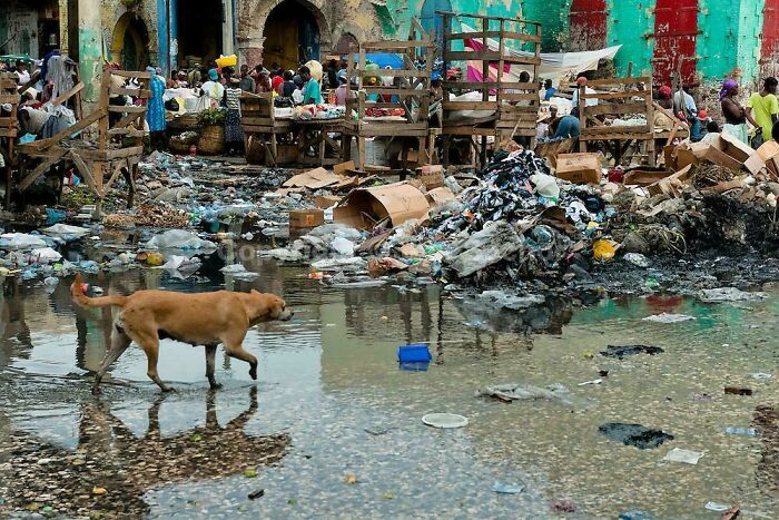 Basura junto al mercado de La Saline en Port-Au-Prince, Haiti